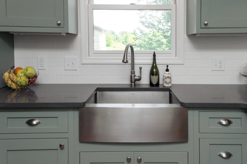 Stainless steel farmhouse sink